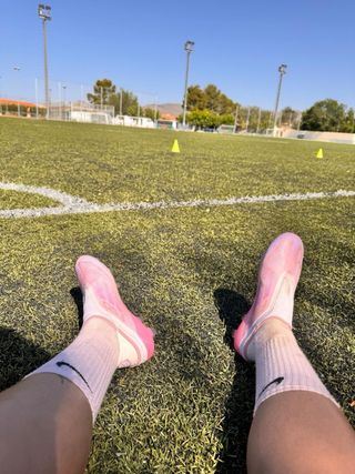 Botas de fútbol rosas y plateadas