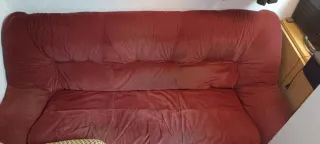 Sofá de terciopelo rojo