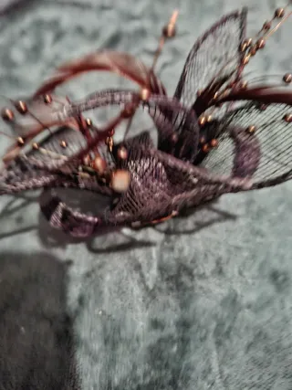 Tocado de fiesta con plumas y cuentas