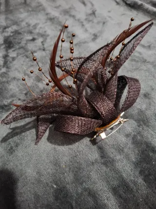 Tocado de fiesta con plumas y cuentas