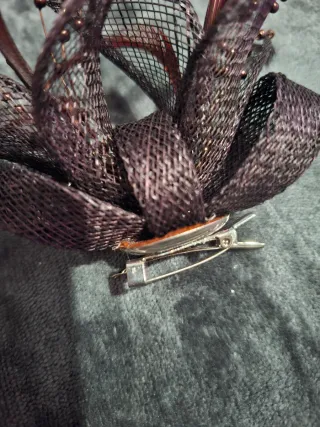 Tocado de fiesta con plumas y cuentas