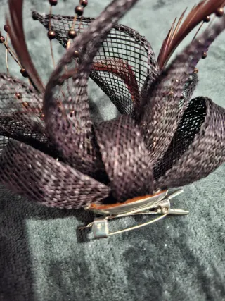 Tocado de fiesta con plumas y cuentas