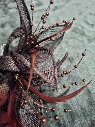 Tocado de fiesta con plumas y cuentas