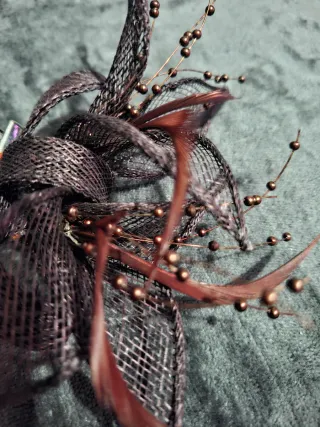 Tocado de fiesta con plumas y cuentas