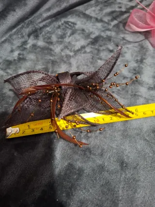 Tocado de fiesta con plumas y cuentas