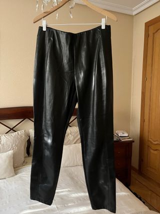 Pantalón efecto piel negro. Cintura elástica