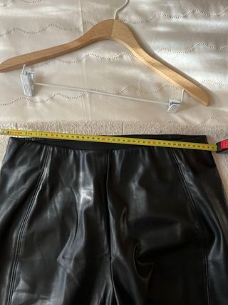 Pantalón efecto piel negro. Cintura elástica