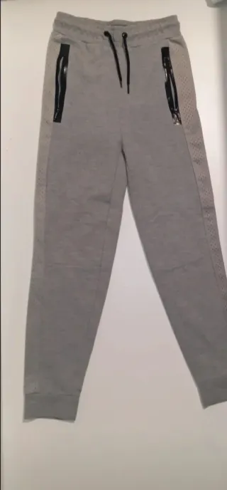 Chándal gris con cremalleras