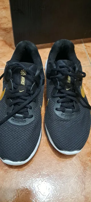 Zapatillas Nike Negras y Doradas