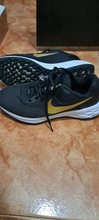 Zapatillas Nike Negras y Doradas