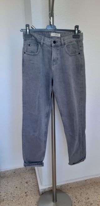 Pantalones vaqueros de cintura alta. Estilo mom je