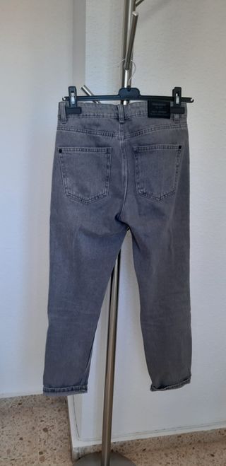 Pantalones vaqueros de cintura alta. Estilo mom je