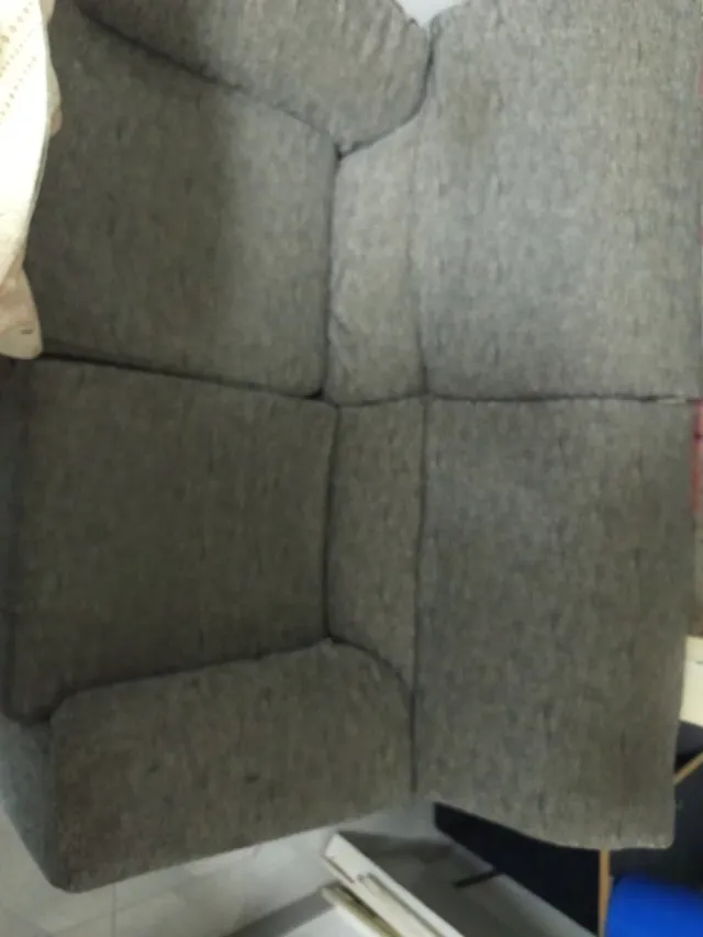 Sofá de tela gris en buen estado