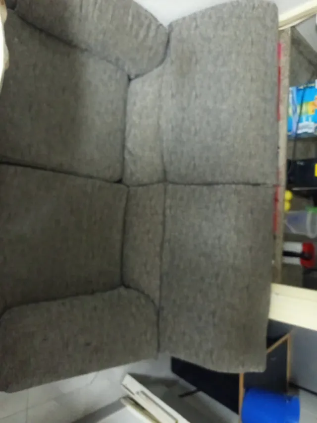 Sofá de tela gris en buen estado