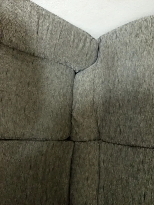 Sofá de tela gris en buen estado