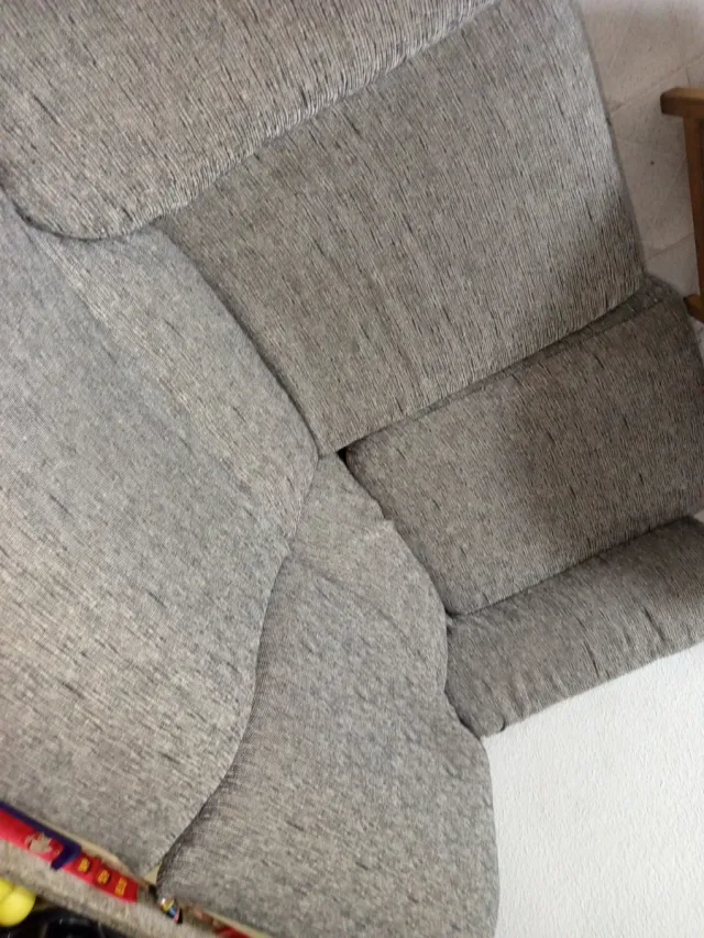 Sofá de tela gris en buen estado