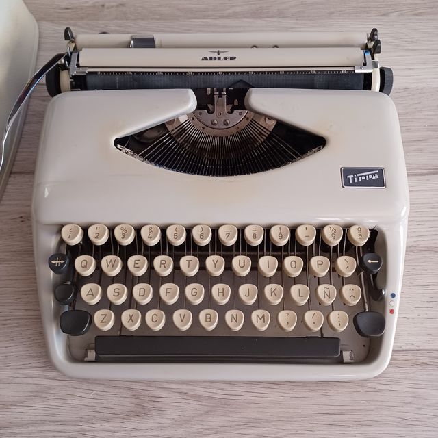 Macchina da scrivere Adler Tippa S anni '60