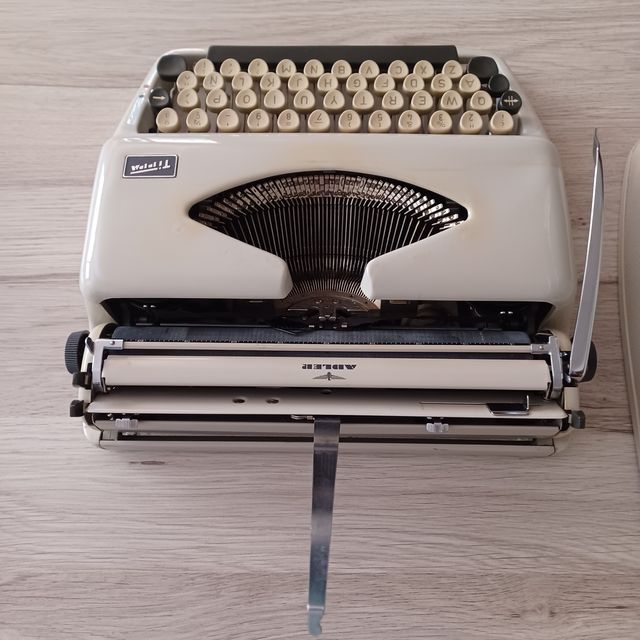 Macchina da scrivere Adler Tippa S anni '60