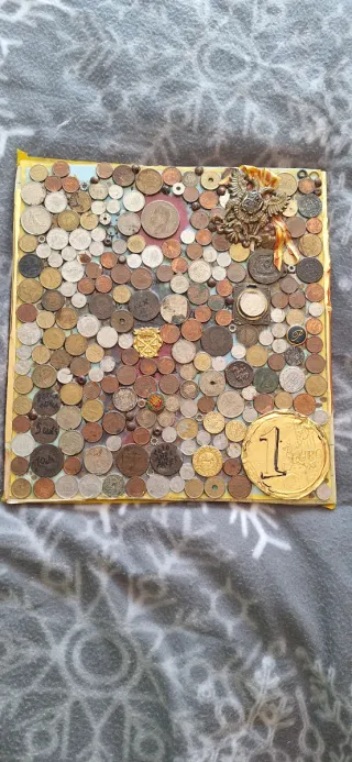 Marco decorativo con monedas