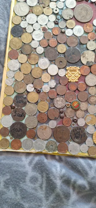 Marco decorativo con monedas