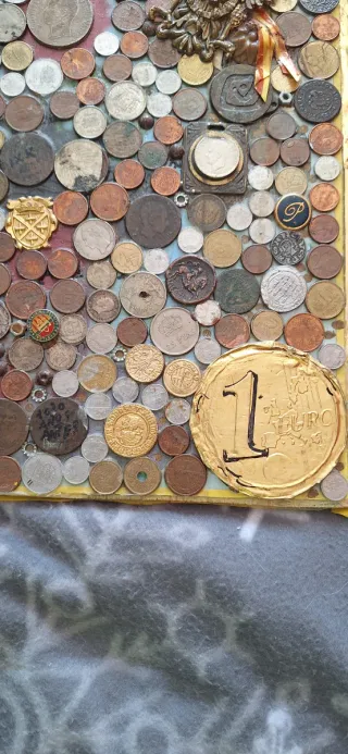 Marco decorativo con monedas