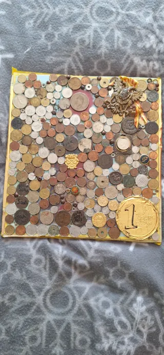 Marco decorativo con monedas