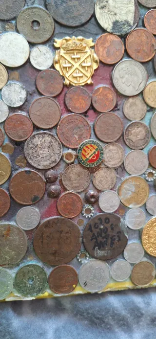 Marco decorativo con monedas