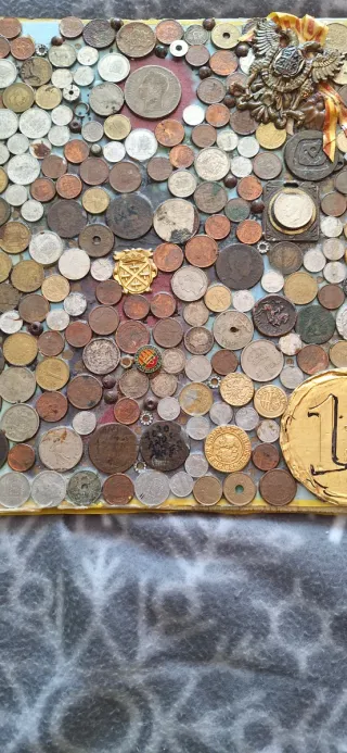 Marco decorativo con monedas