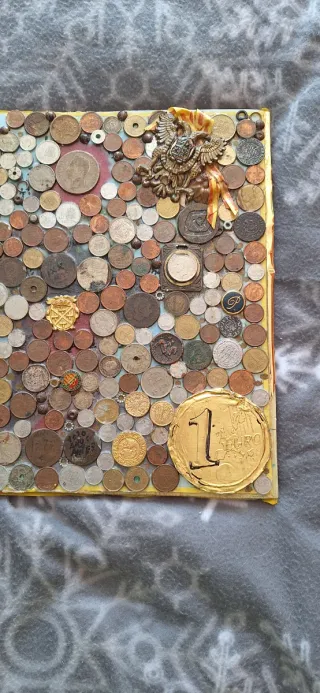 Marco decorativo con monedas