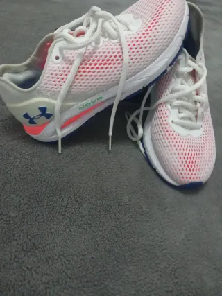 Zapatillas deportivas rosas y blancas