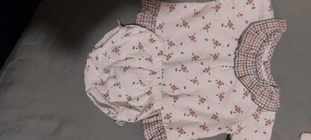 Conjunto bebé floral con capota de 3 a 6 meses