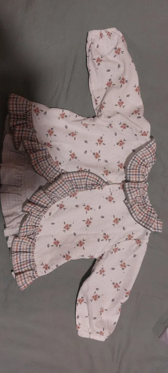 Conjunto bebé floral con capota de 3 a 6 meses