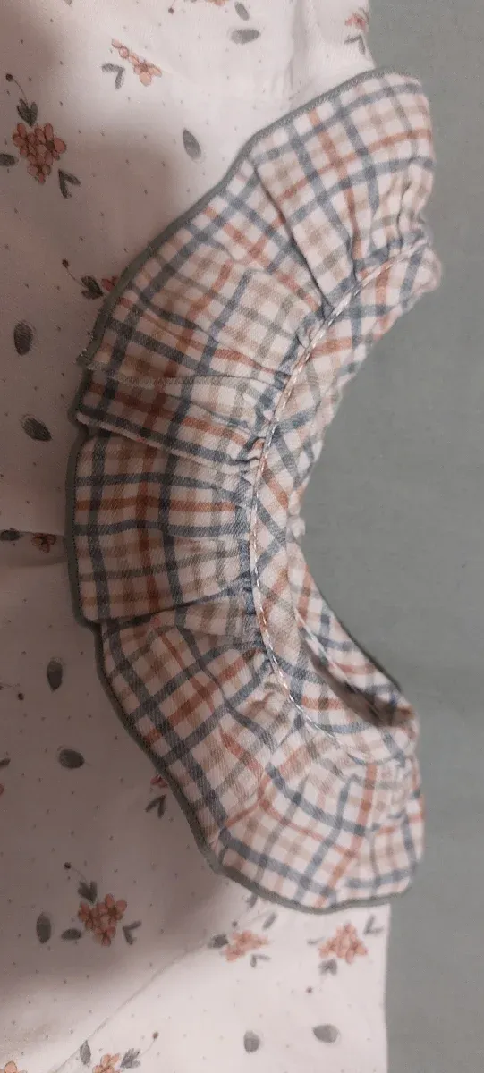 Conjunto bebé floral con capota de 3 a 6 meses