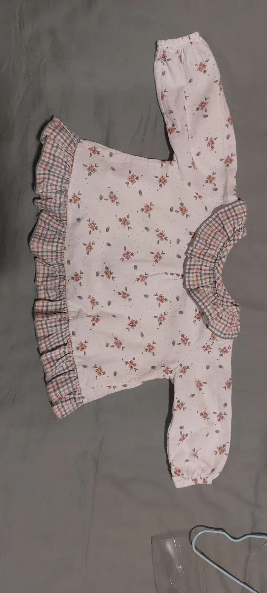 Conjunto bebé floral con capota de 3 a 6 meses
