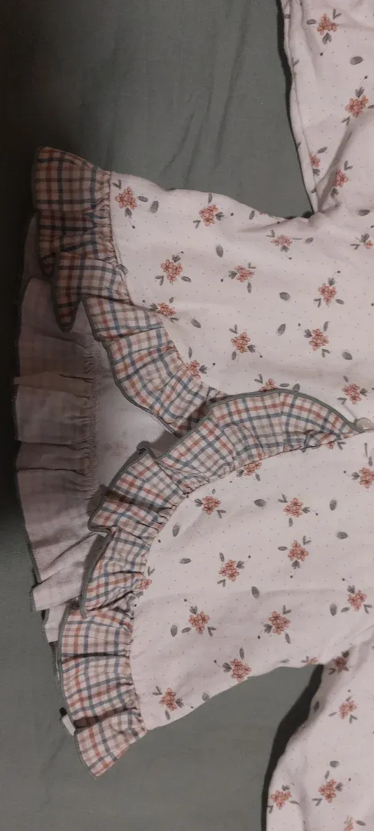 Conjunto bebé floral con capota de 3 a 6 meses