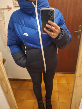 Cazadora Nike acolchada azul y negra, nada de uso