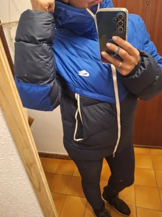 Cazadora Nike acolchada azul y negra, nada de uso