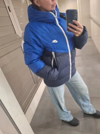 Cazadora Nike acolchada azul y negra, nada de uso