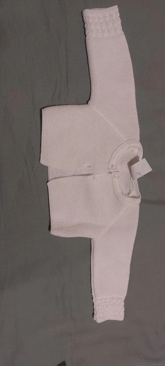 Chaquetilla de bebé blanca tejida de 0 a 3 meses