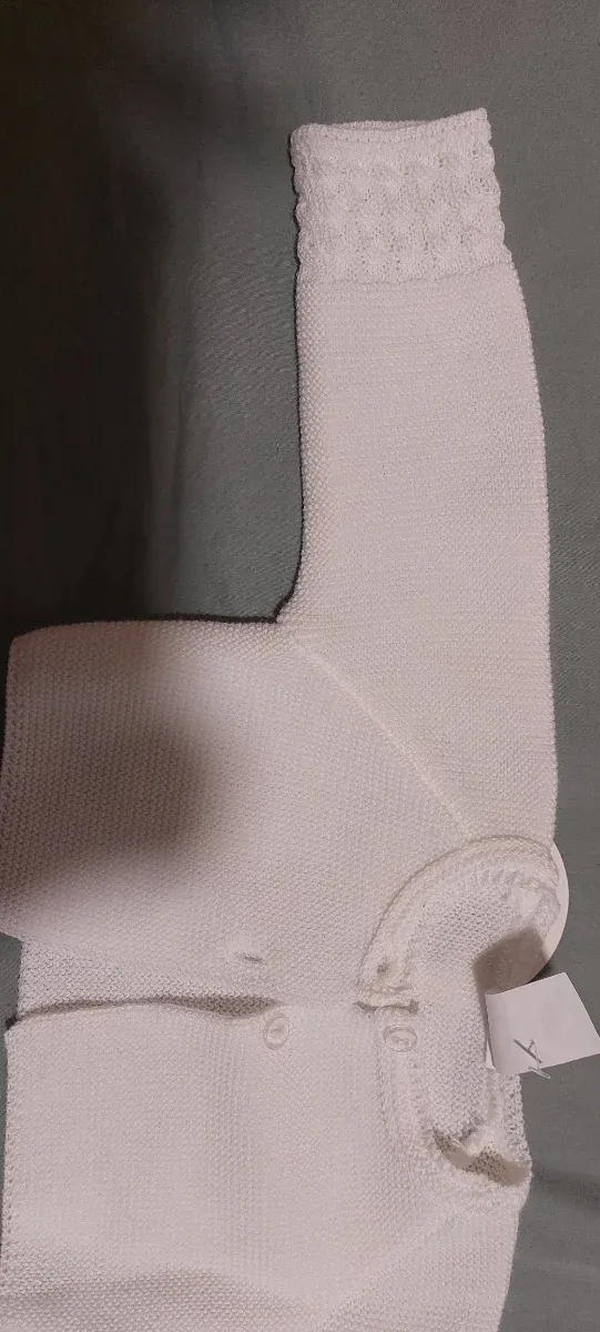 Chaquetilla de bebé blanca tejida de 0 a 3 meses