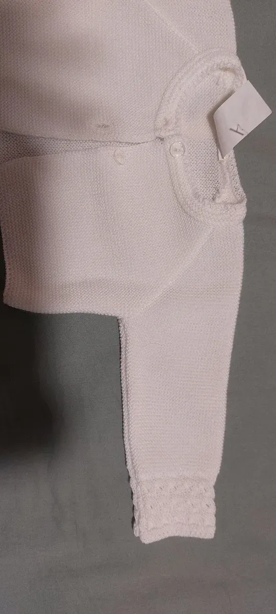 Chaquetilla de bebé blanca tejida de 0 a 3 meses