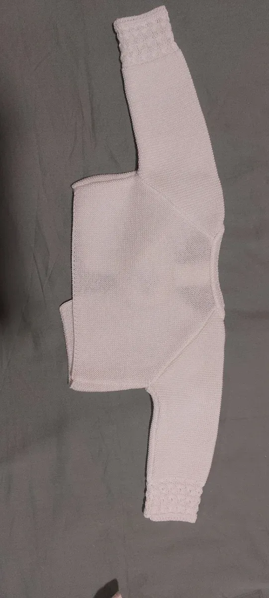 Chaquetilla de bebé blanca tejida de 0 a 3 meses