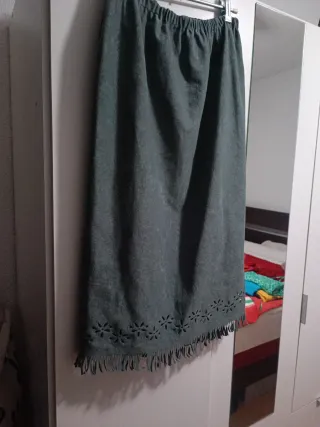 Falda larga gamuza acrílica verde. Con forro