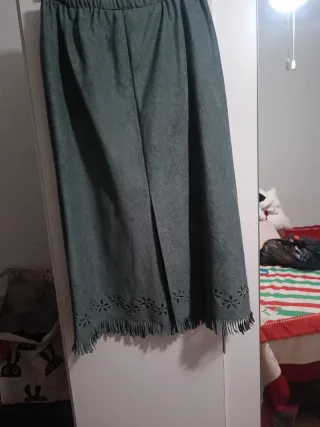 Falda larga gamuza acrílica verde. Con forro