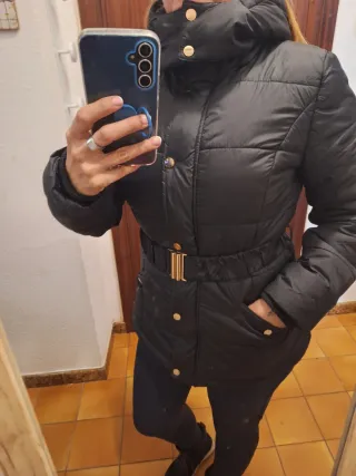 Plumífero negro corto y elegante