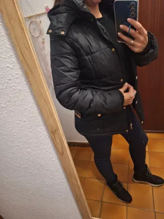 Plumífero negro corto y elegante