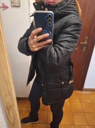 Plumífero negro corto y elegante