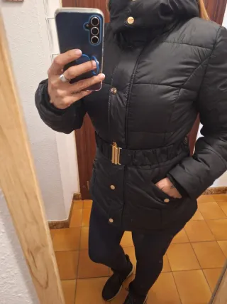 Plumífero negro corto y elegante