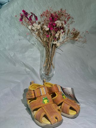 Sandalias infantiles con diseño de rana talla 19