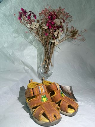 Sandalias infantiles con diseño de rana talla 19